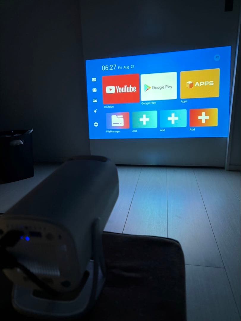 【新品未使用】プロジェクター スクリーン付 小型 Android TV搭載