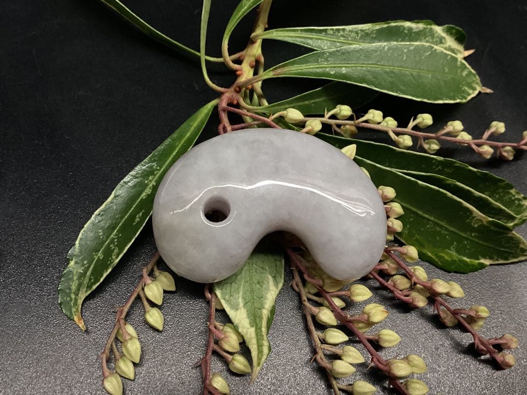 ✳【魔法の石】　翡翠 ラベンダー色 糸魚川翡翠勾玉　鑑別書付き　御守り守護石に‼️