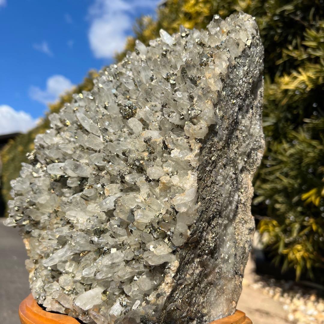 ✨ゴールドの煌めき✨金運招来✨パイライトイン 水晶クラスター 原石 天然石 置物