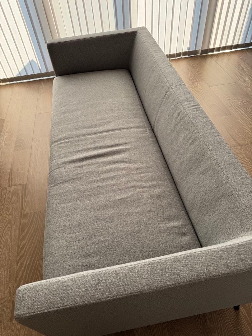 【エーディコア・ディバイズ】3人掛けソファ（クッション5個付き）、送料込み