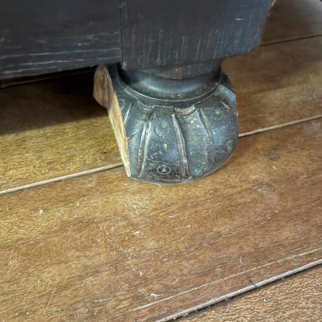 ゴシック調　アンティーク　サイドボード