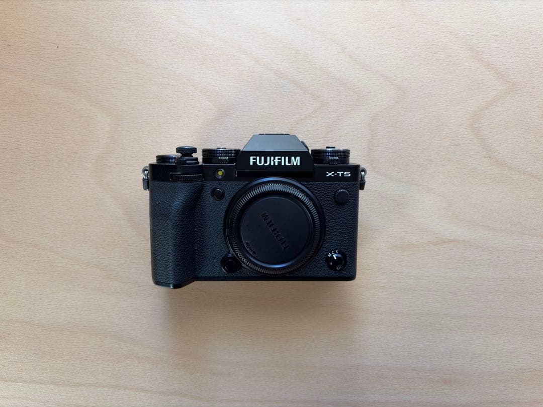 【極美品】富士フイルム X-T5 ボディ シャッター6,742回 多言語モデル