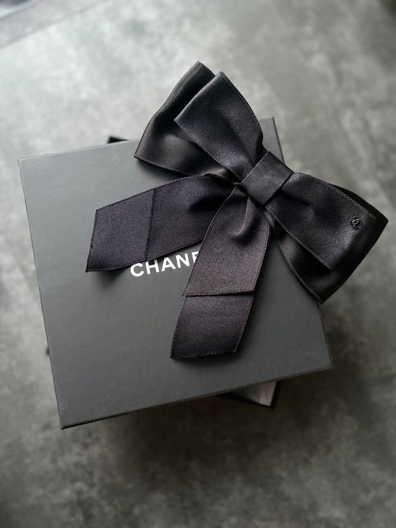 CHANEL ブラック　シルクリボンブローチ