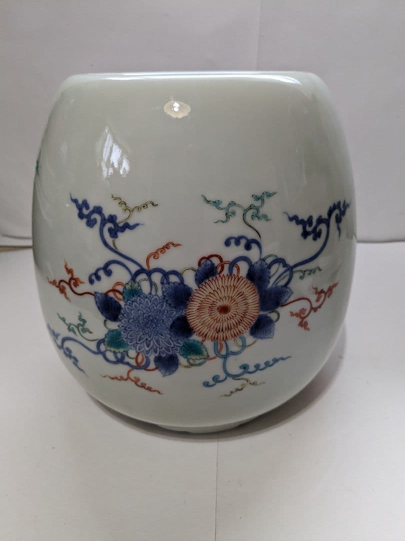 有田焼　十一代今泉今右衛門作、『錦菊花文三足手あぶり』、銘有、合わせ箱付