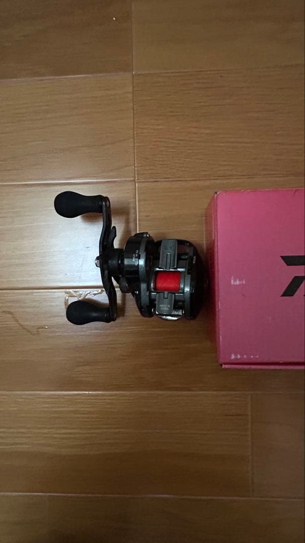 Daiwa ベイトリール 6.8:1 黒/赤 箱付き