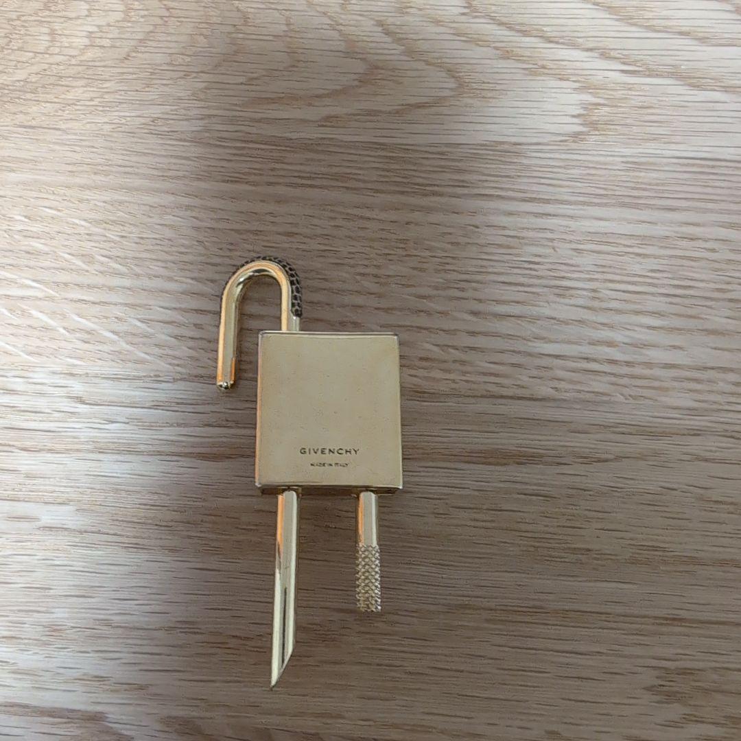 GIVENCHYキーフォルダー