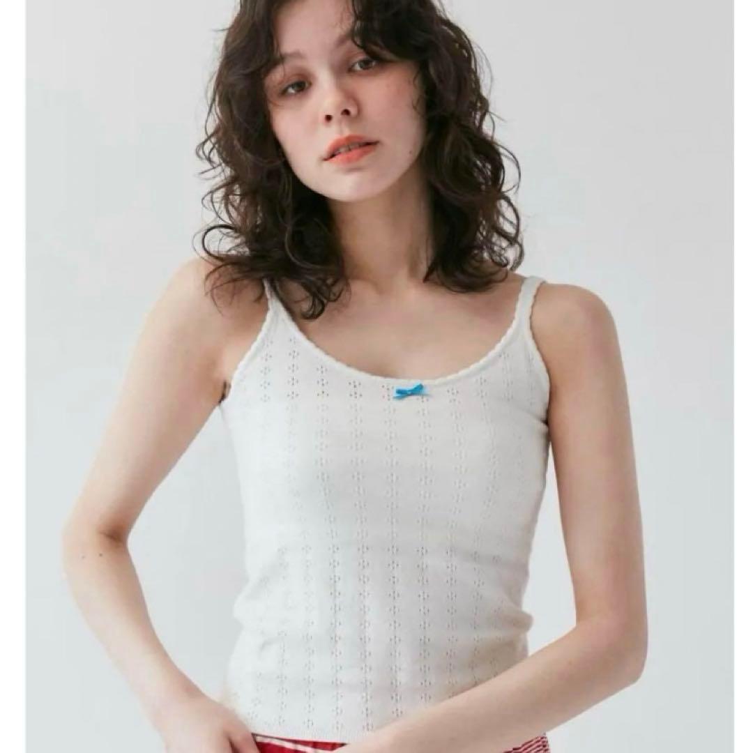 eyelet ribbon cami (white × blue ribbon)