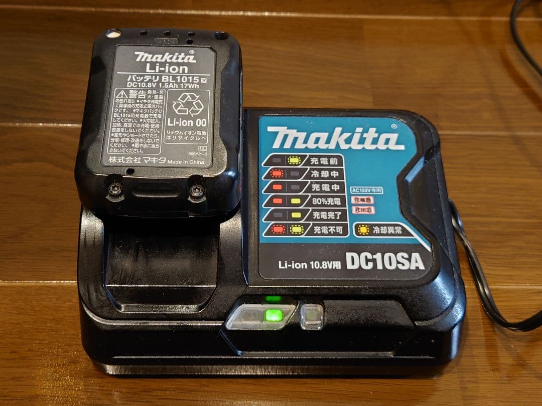 美品　マキタ　コードレス充電式　クリーナー　掃除機　CL107FD