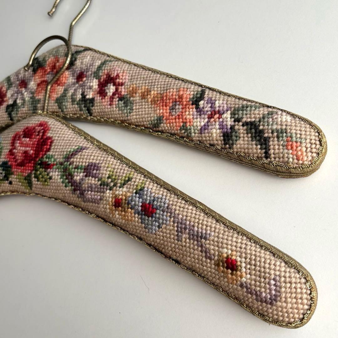 【フランス】刺繍 ハンガー ゴブラン織ヴィンテージ 花柄 木製 二点セット
