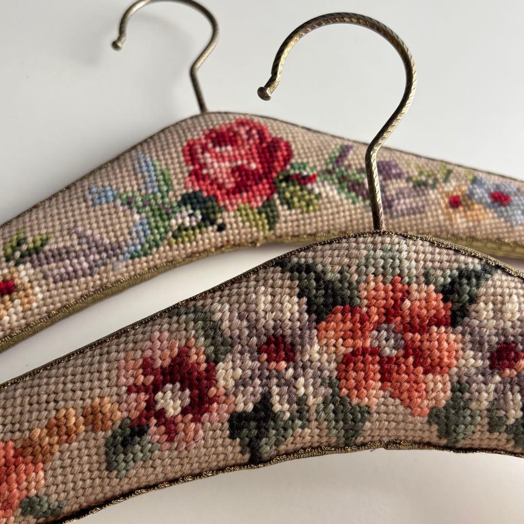 【フランス】刺繍 ハンガー ゴブラン織ヴィンテージ 花柄 木製 二点セット