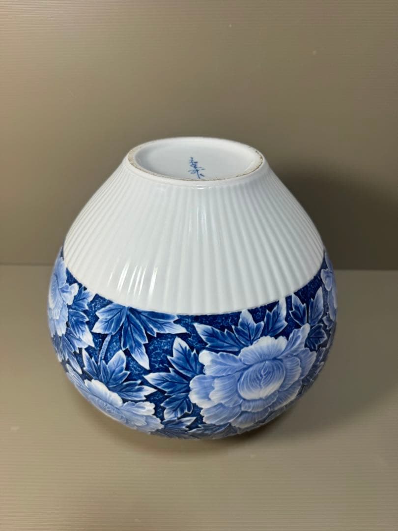 2280 有田焼 名工 緒方松右衛門 作 染付牡丹図 盛上彫文 壺 花瓶