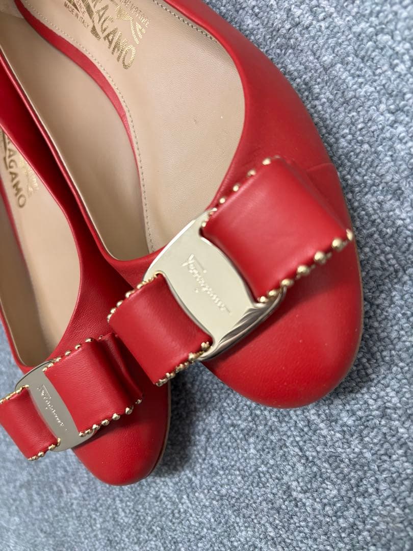 happy life　フェラガモ　赤 リボン付きフラットシューズ