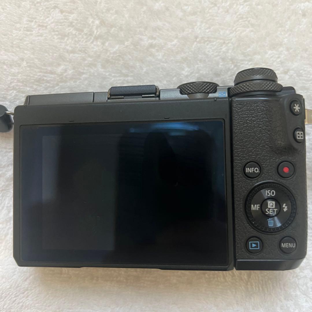 Canon EOS M6 ミラーレスカメラ本体ストラップ付きと付属品他