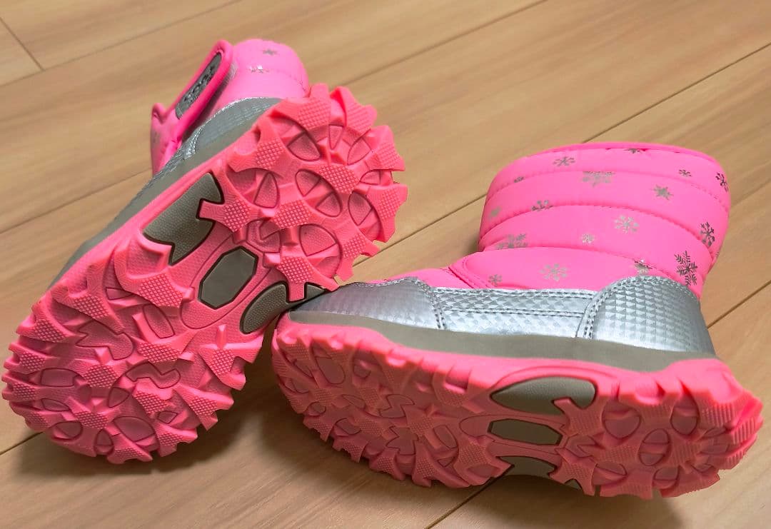 キッズ雪遊び4点セット　スキーウェア　ジャケット　ズボン　ゴーグル　スノーブーツ