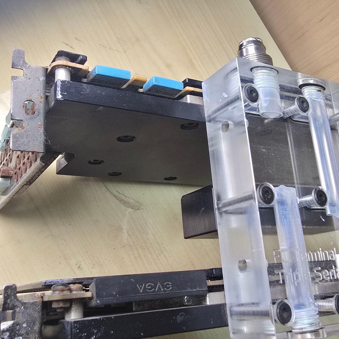 専用の液体冷却システムコンポーネントを備えたグラフィックカード（GPU）