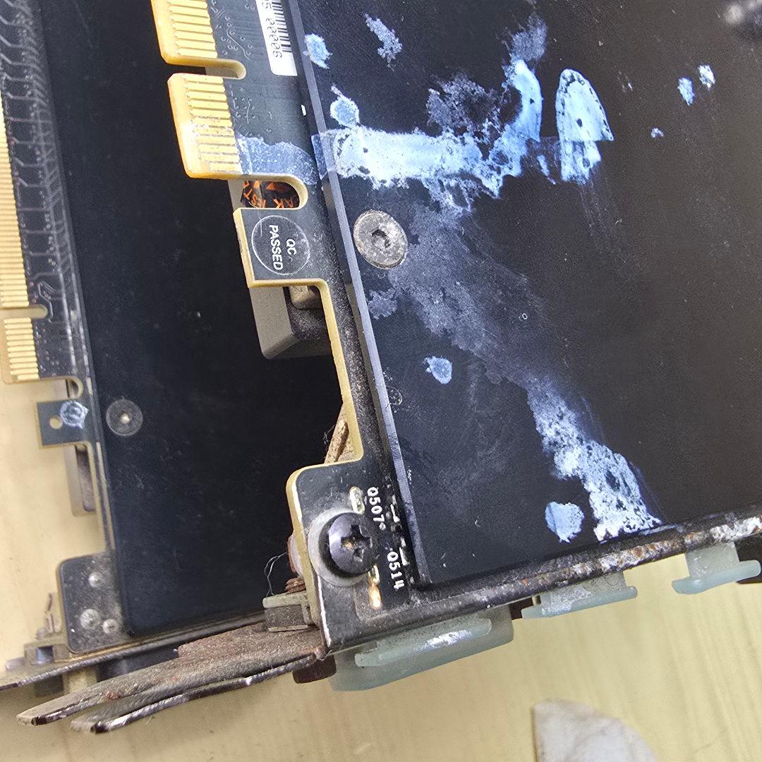 専用の液体冷却システムコンポーネントを備えたグラフィックカード（GPU）