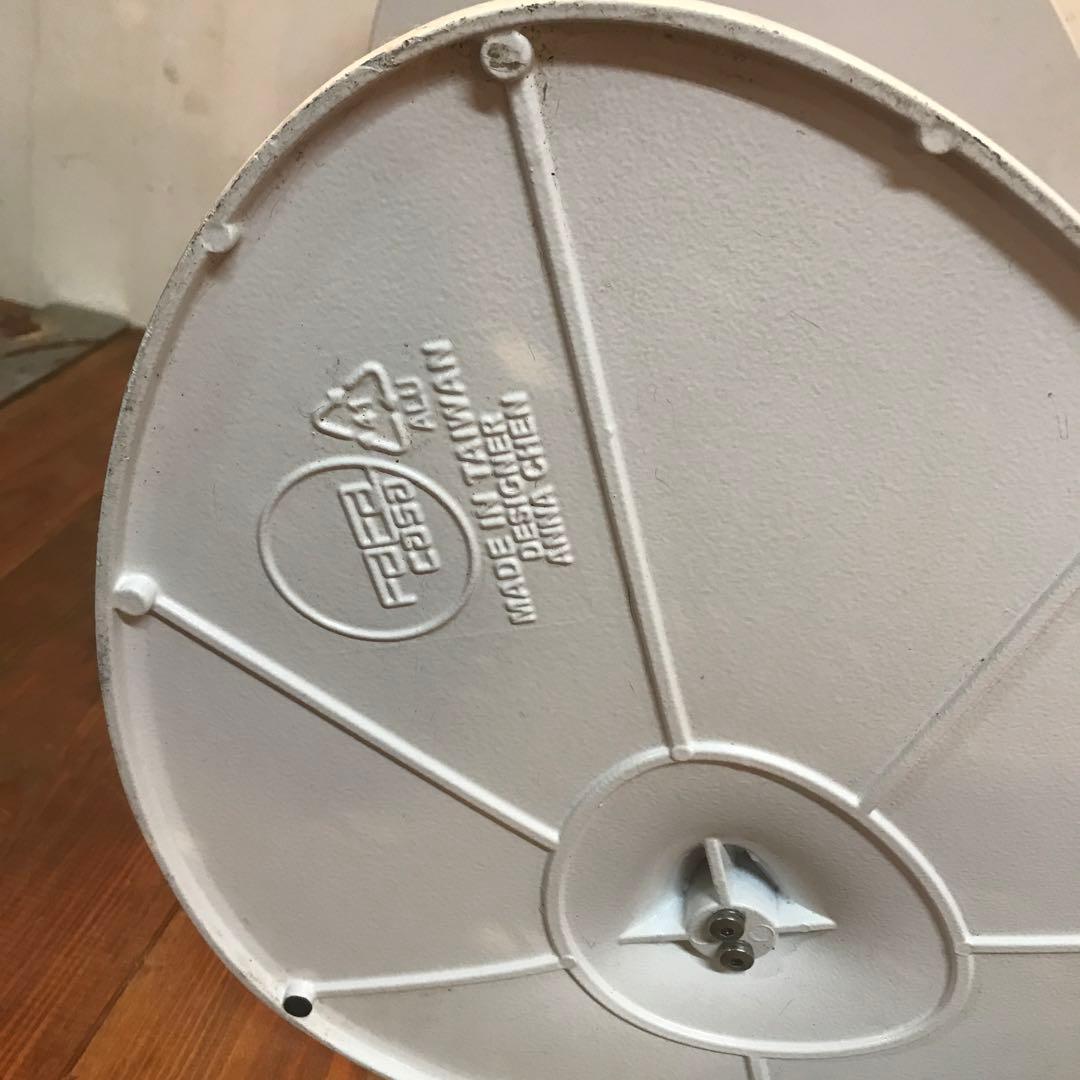 美品　鉄製　ホワイト　サイドテーブル　annachen デザイン　ナイトテーブル