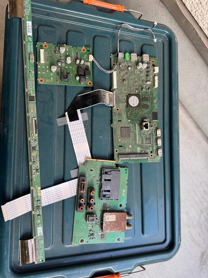 ソニー KDL-40W600B液晶テレビの基盤と配線類(ジャンク)