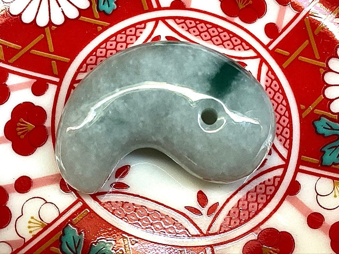 ✳特選 アイスジェダイト 糸魚川翡翠勾玉premiumシリーズ 運気呼び込む‼️