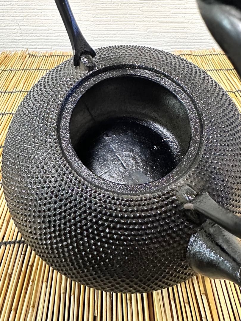 未使用品　南部及春鋳造　名工金秀造　捻鉉算盤形アラレ南部鉄瓶　南部鉄器　鉄瓶