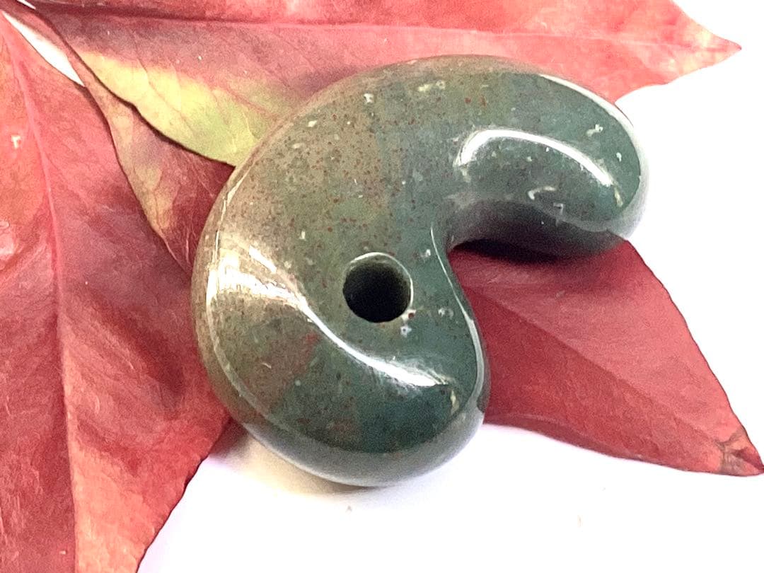 ✳20万円以上の品　赤斑文点入り1点物　出雲青緑【碧玉】勾玉　鑑別書付き半額以下