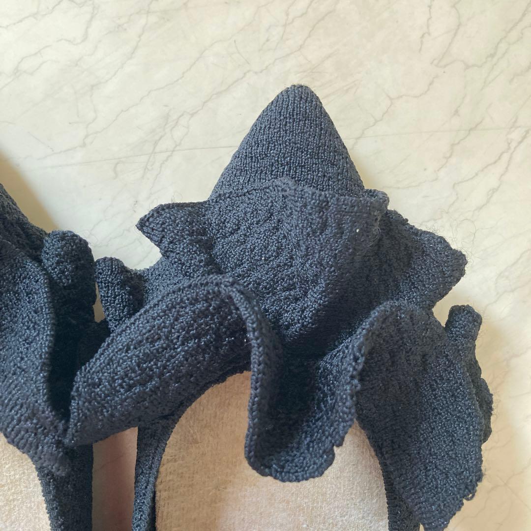 Offen フリル付きブラックフラットシューズ