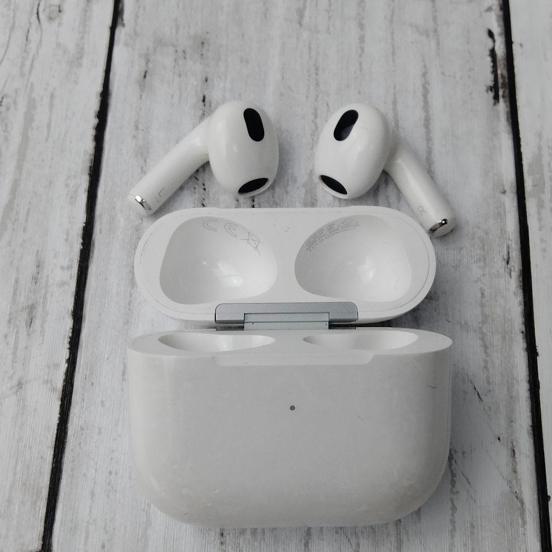 AirPods本体 ケース付　ワイヤレスイヤフォン ホワイト　第3世代
