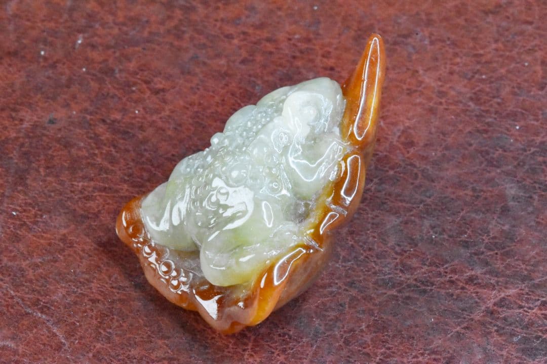 ミャンマー産 茶白翡翠カエルカービング