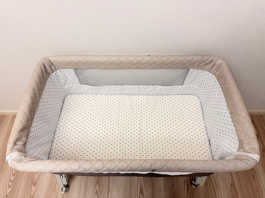 ベージュ メッシュカバー付きベビーベッド