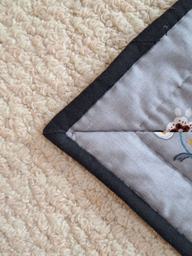 ハンドメイド　パッチワークタペストリー(ステンドグラス調チューリップ)