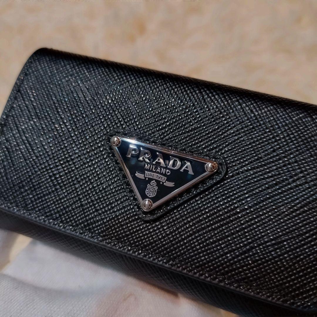 新品✨️　NFCタグ　プラダ　キーケース　4連　サフィアーノレザー　3角ロゴ
