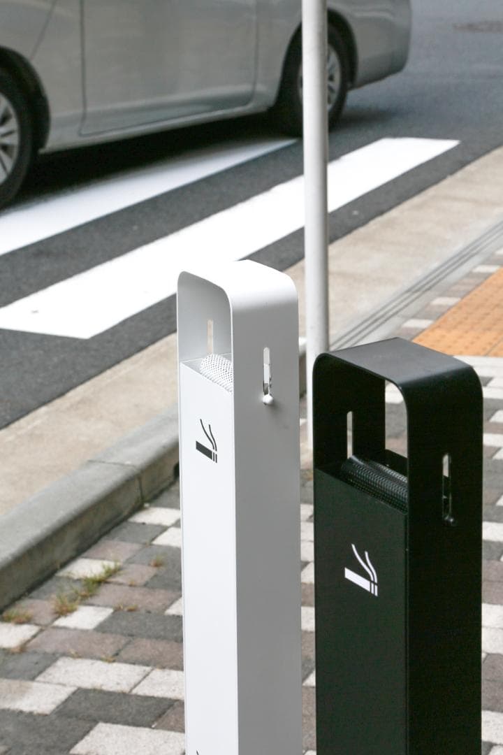 ☆値下げ、訳あり☆ オシャレ！スタンド 灰皿 角型 ブラック 大容量