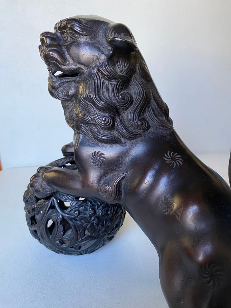 玉乗りシーサー　狛犬　獅子　置物　金属製　魔除け　縁起物　邪気祓い