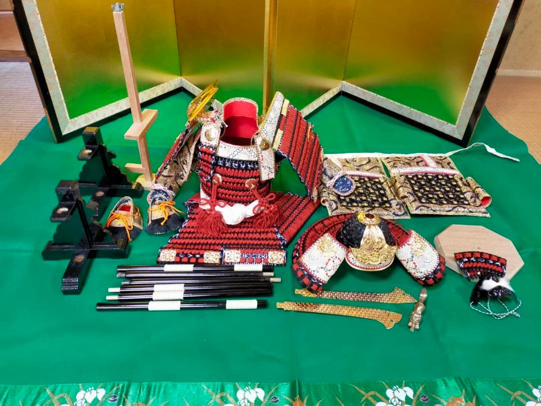 京都島津有職五月人形、大鎧飾り 金屏風、弓、太刀、提灯（灯付）緑色毛氈、黒塗台座