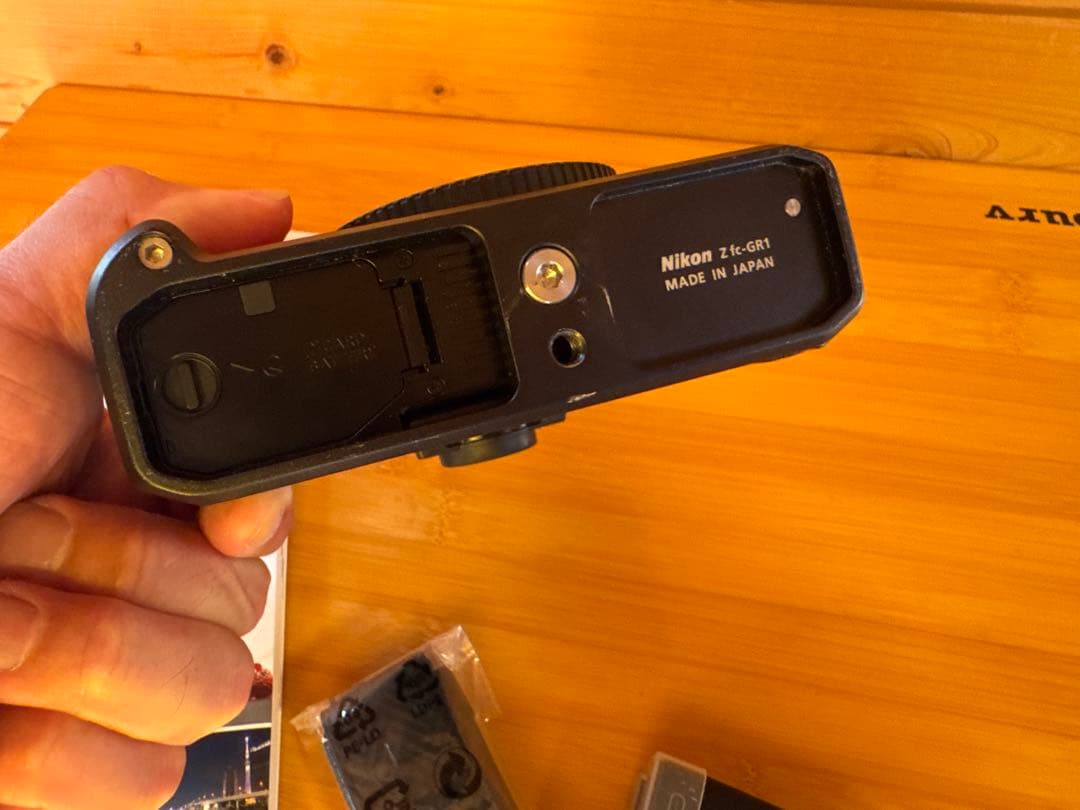 Nikon Zfcミラーレスカメラ本体(純正グリップ付)とおまけ