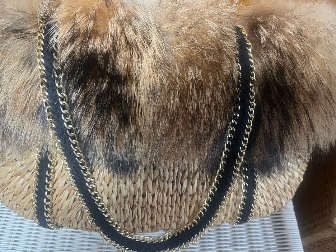 ストローとファーのキャリーバッグ