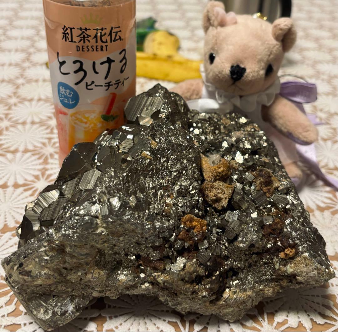 黄鉄鉱 パイライト の上には、多くの正三角形があり、誰か知っていますか？