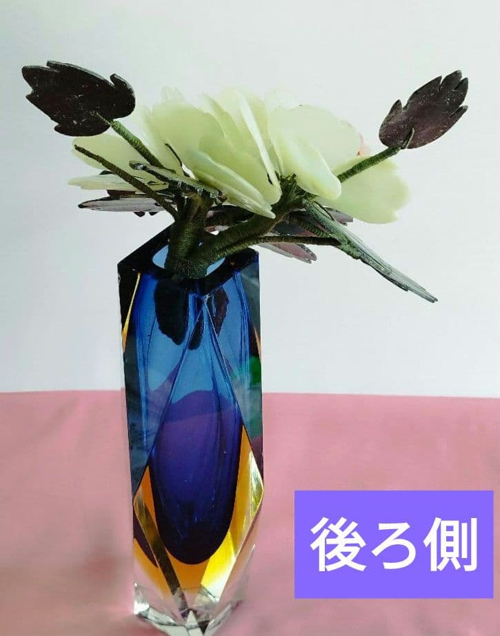 イタリアのヴェネツィアで作られたムラーノガラス工芸品。と翡翠のボタンの花