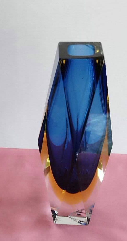 イタリアのヴェネツィアで作られたムラーノガラス工芸品。と翡翠のボタンの花