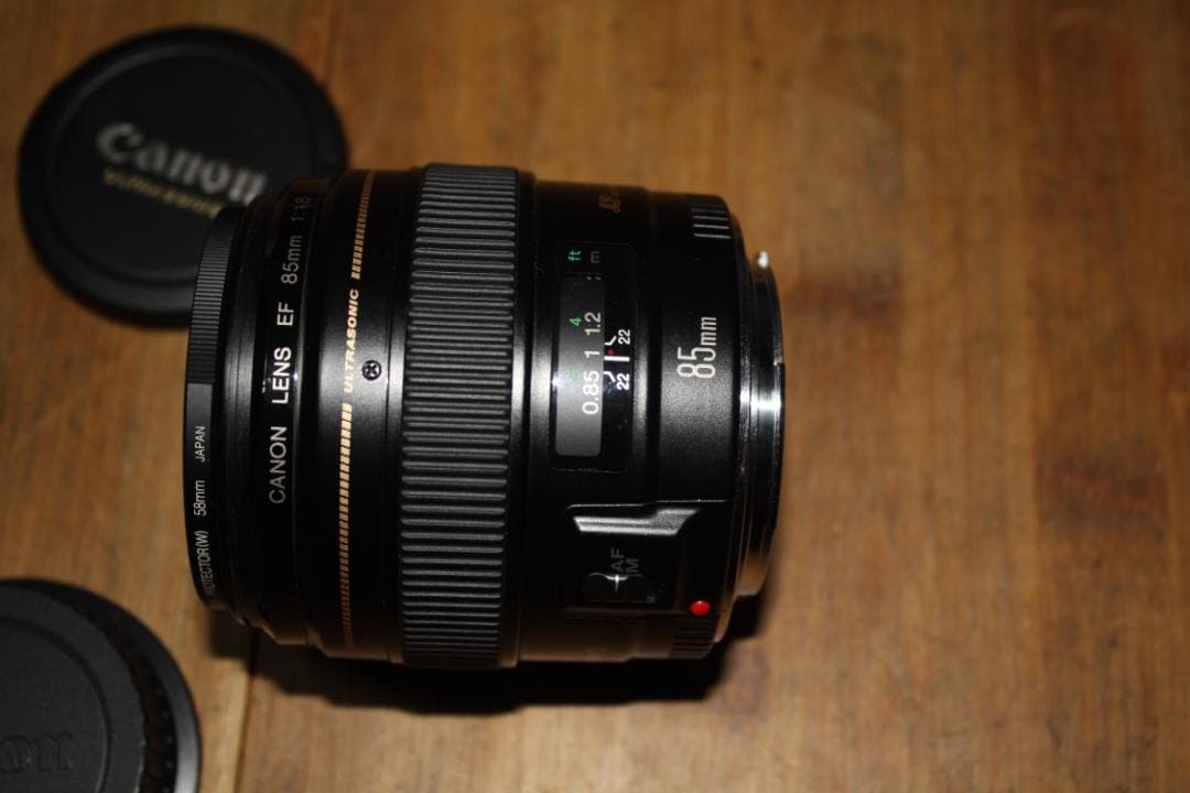 キャノン　 LENS　EF 85㎜F1.8 　 フード、前後キャップ付き　並品