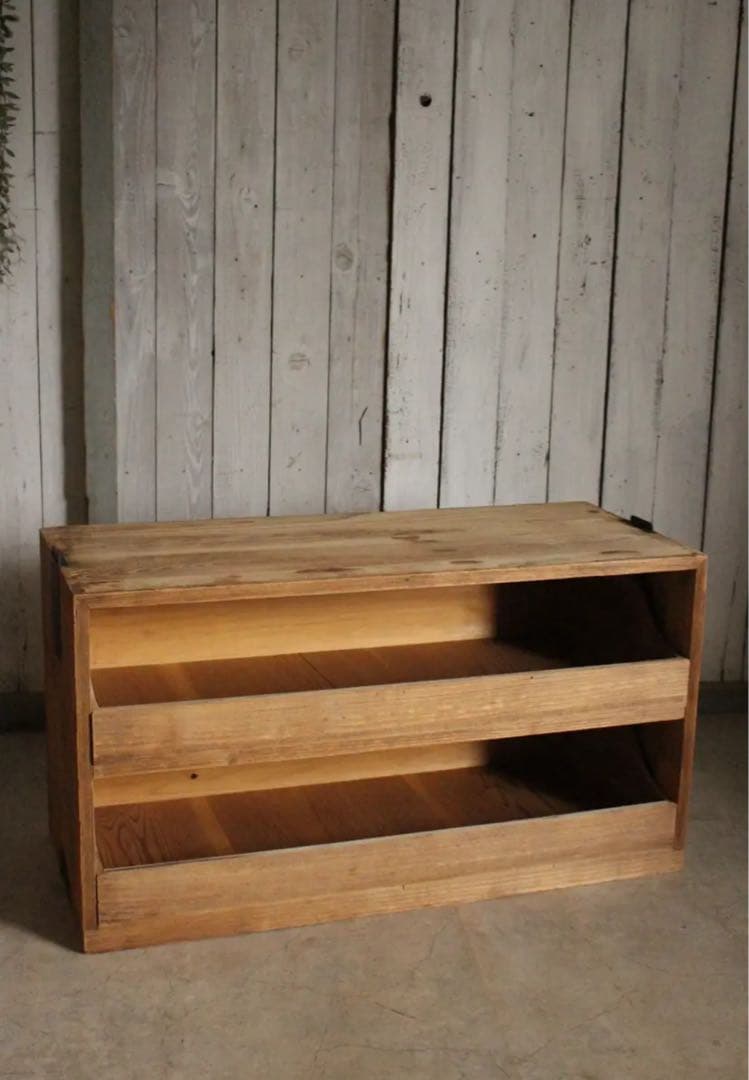 味のある木製の引き出し　2段