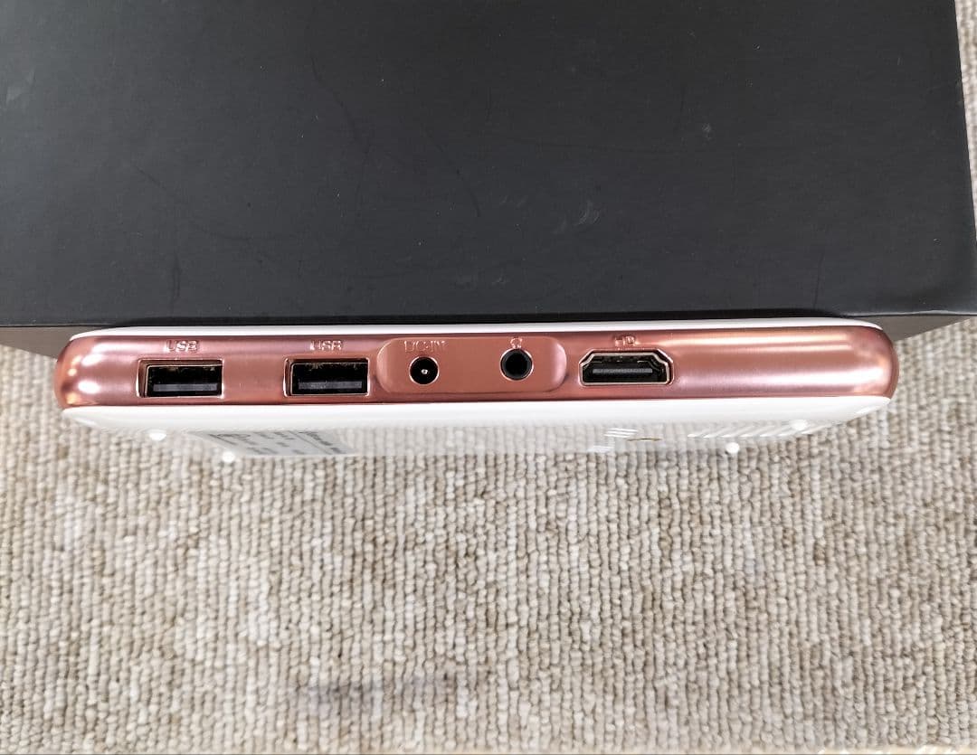 スマホ型プロジェクター　KABĒNI　T89