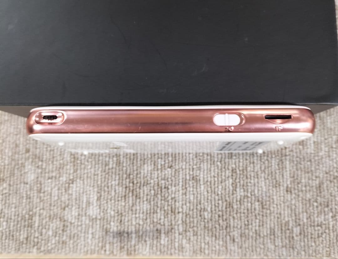 スマホ型プロジェクター　KABĒNI　T89