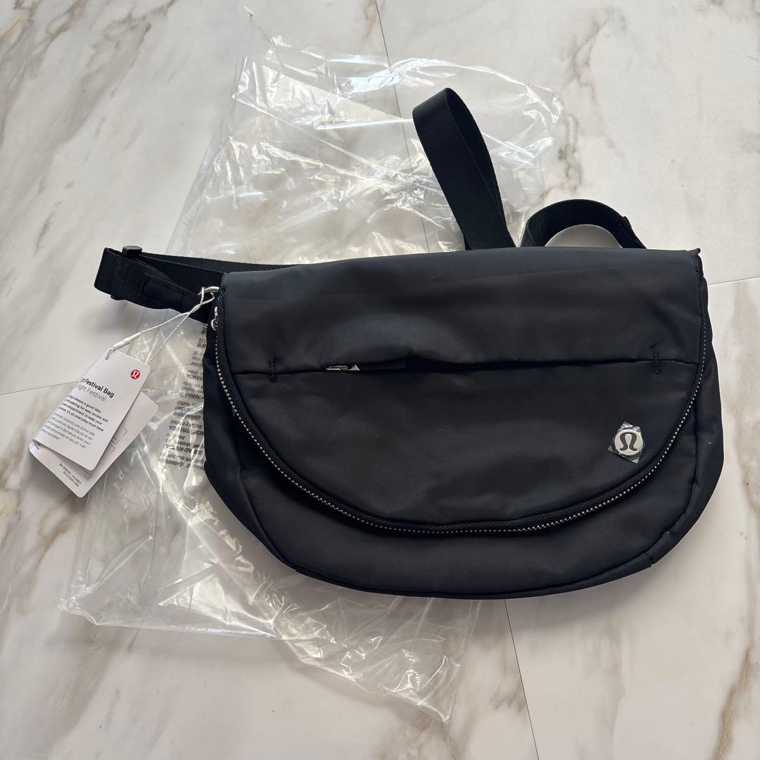 Lululemon ブラック ボディバッグ　ショルダーバック