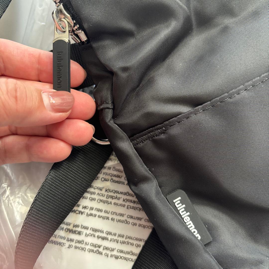 Lululemon ブラック ボディバッグ　ショルダーバック
