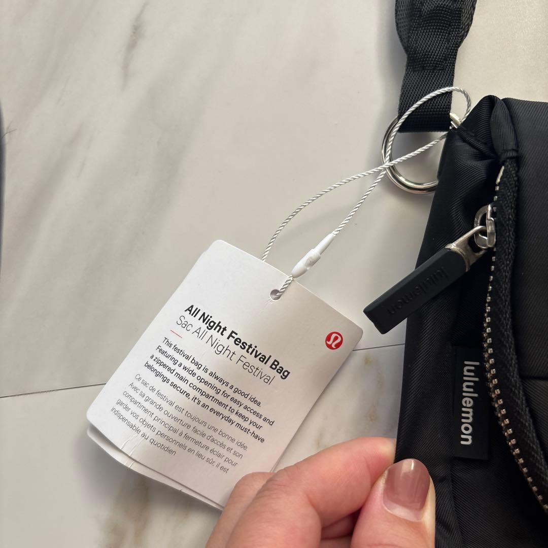 Lululemon ブラック ボディバッグ　ショルダーバック