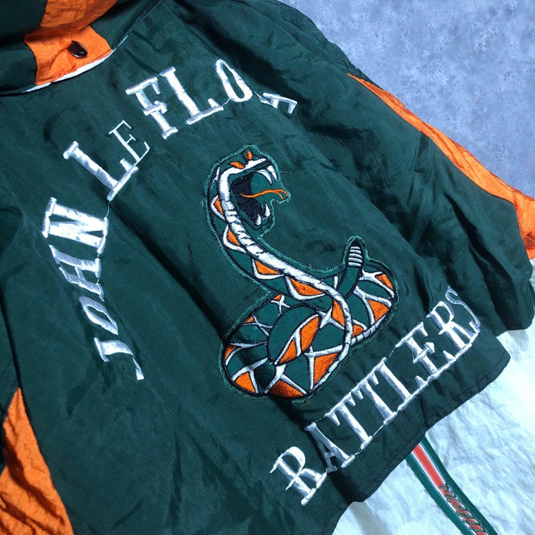 中綿 ナイロンジャケット 背面刺繍デザイン 袖ライン キルティング オフホワイト