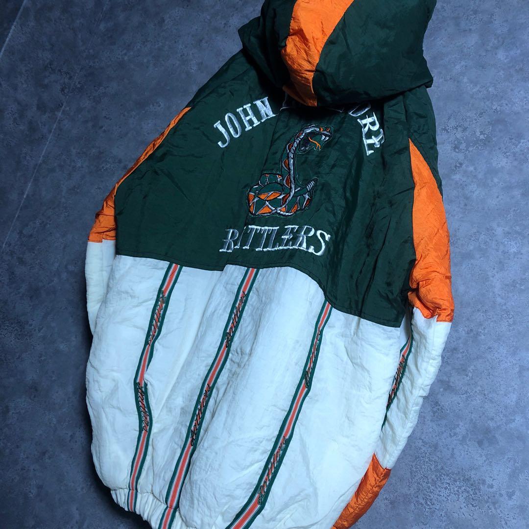 中綿 ナイロンジャケット 背面刺繍デザイン 袖ライン キルティング オフホワイト