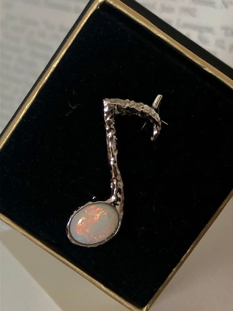 オパール　音符ブローチ