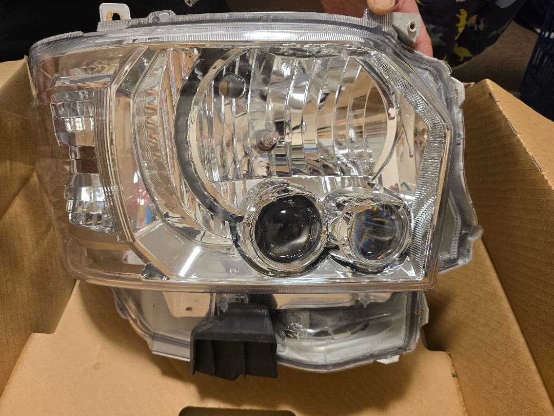 ハイエース　ヘッドライト 右